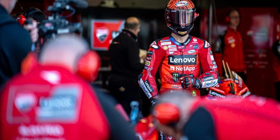 Reforma na arbitragem do MotoGP enfrenta desafios.