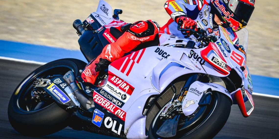 Marquez lidera sessão de treinos devido à chuva alterando horário do GP do Catar.