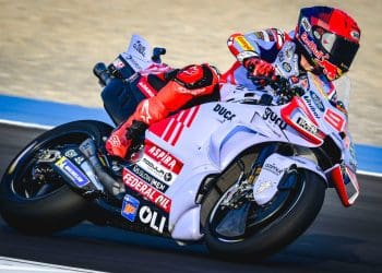 Marquez lidera sessão de treinos devido à chuva alterando horário do GP do Catar.