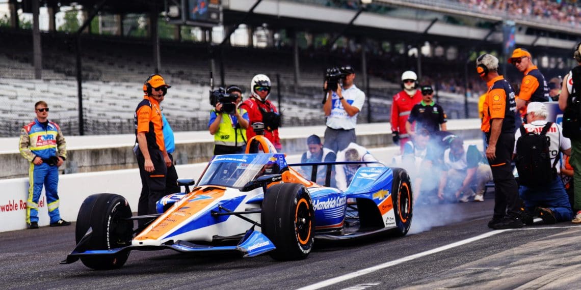 VeeKay envolvido em acidente, McLaren enfrenta desafios no início da qualificação do Indy 500