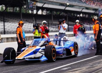 VeeKay envolvido em acidente, McLaren enfrenta desafios no início da qualificação do Indy 500