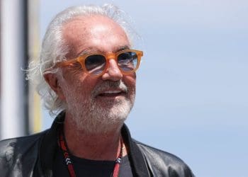 “Flavio Briatore responde criticamente aos que questionam seu retorno à F1.”