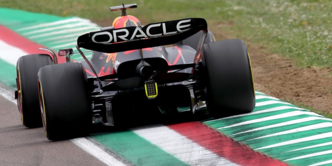 Verstappen enfrenta dificuldades com o novo veículo da Red Bull na Fórmula 1.