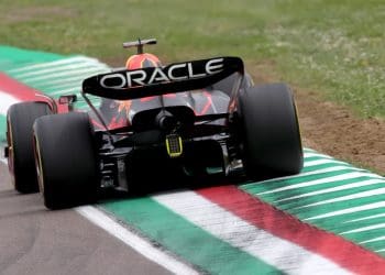 Verstappen enfrenta dificuldades com o novo veículo da Red Bull na Fórmula 1.