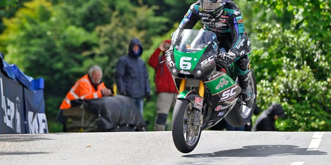 ‘Eu sou igual ao Joey’ – Dunlop estabelece novo recorde de vitórias no Isle of Man TT.