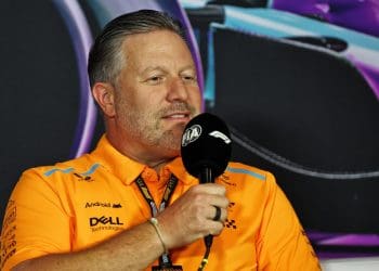 Chefe da McLaren antecipa mais saídas da Red Bull e elogia honestidade de Newey.