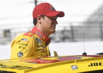 Joey Logano revela a verdade sobre a substância que afetou a corrida no Texas.
