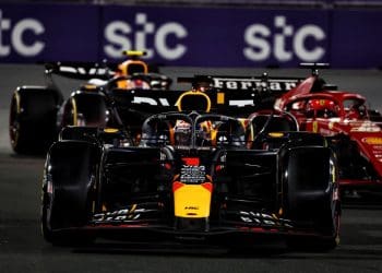 Verstappen lidera com a Red Bull no Grande Prêmio da Arábia Saudita.