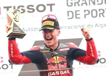 Holgado vence Rueda em corrida intensa de Moto3 em Portugal.