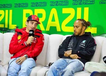 Antigo piloto de Fórmula 1 alerta Lewis Hamilton sobre ingressar na equipe ‘desordenada e política’ da Ferrari em 2025.