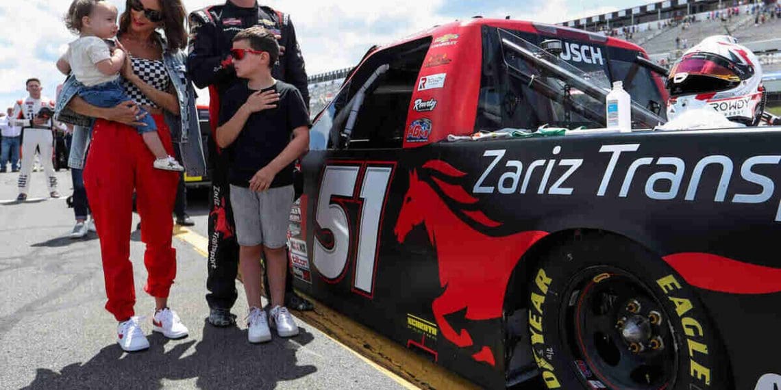 Vídeo: Kyle Busch credita sua esposa por transformá-lo completamente.