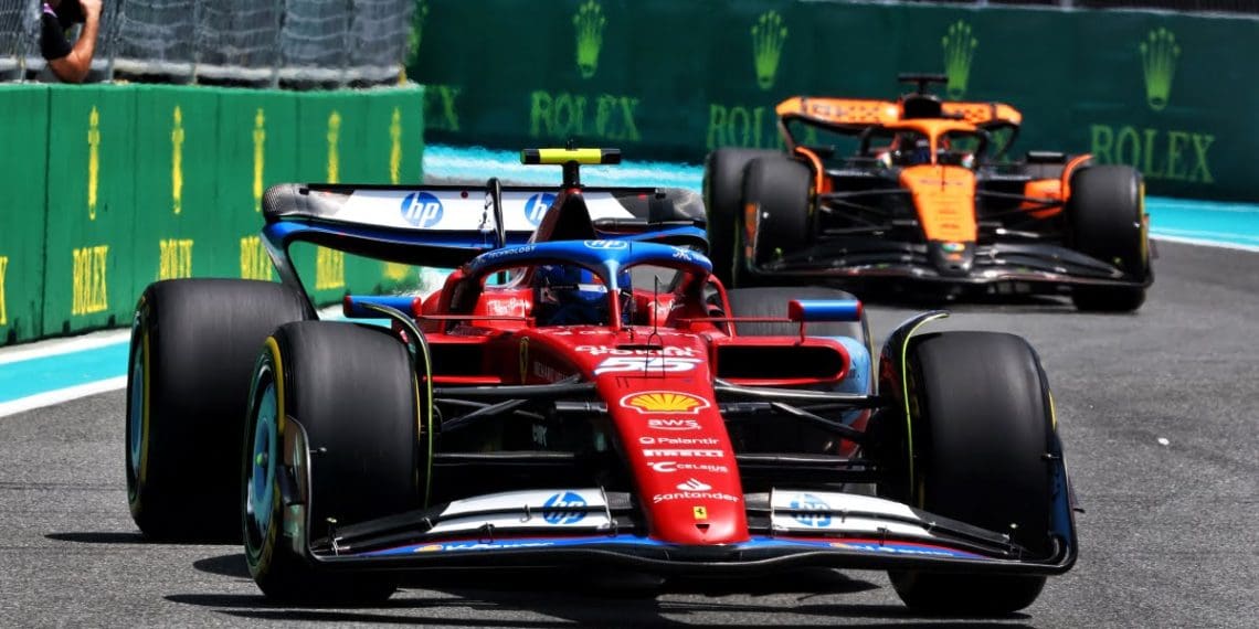 McLaren mirando Ferrari e Perez no Grande Prêmio de Fórmula 1 de Miami.