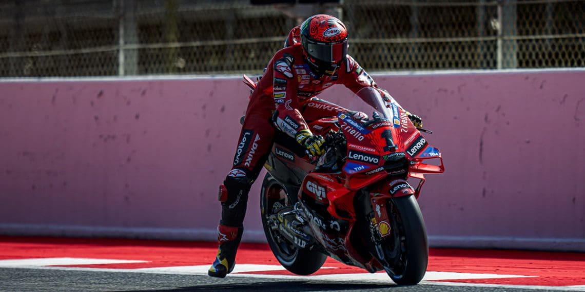 Bagnaia recupera e vence corrida de MotoGP na Catalunha.