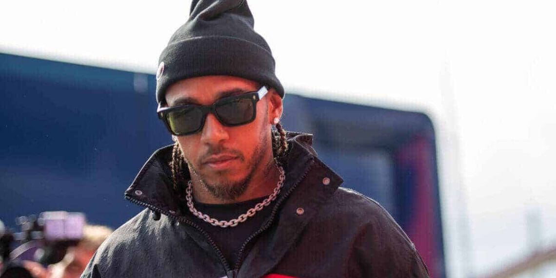 Lewis Hamilton admite sentir-se como se estivesse “morrendo por 30 segundos” nos paddocks da F1 no Oriente Médio, dizendo que é apenas o custo de estar na moda.