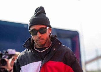 Lewis Hamilton admite sentir-se como se estivesse “morrendo por 30 segundos” nos paddocks da F1 no Oriente Médio, dizendo que é apenas o custo de estar na moda.