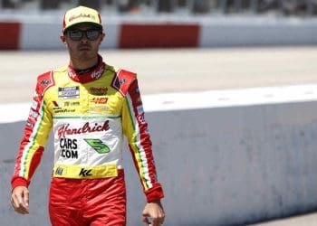 Kyle Larson descreve final caótico da corrida da Copa de Nashville como um desastre total.