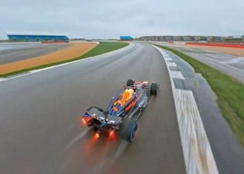 VÍDEO: Red Bull usa o drone mais rápido do mundo para filmar volta impressionante de Max Verstappen com pneus de chuva no RB20
