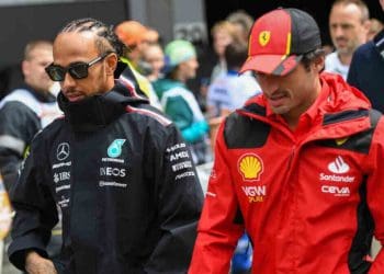 Lewis Hamilton expressa urgência para ultrapassar Carlos Sainz após terminar em P5 na Qualificação do GP da Áustria.