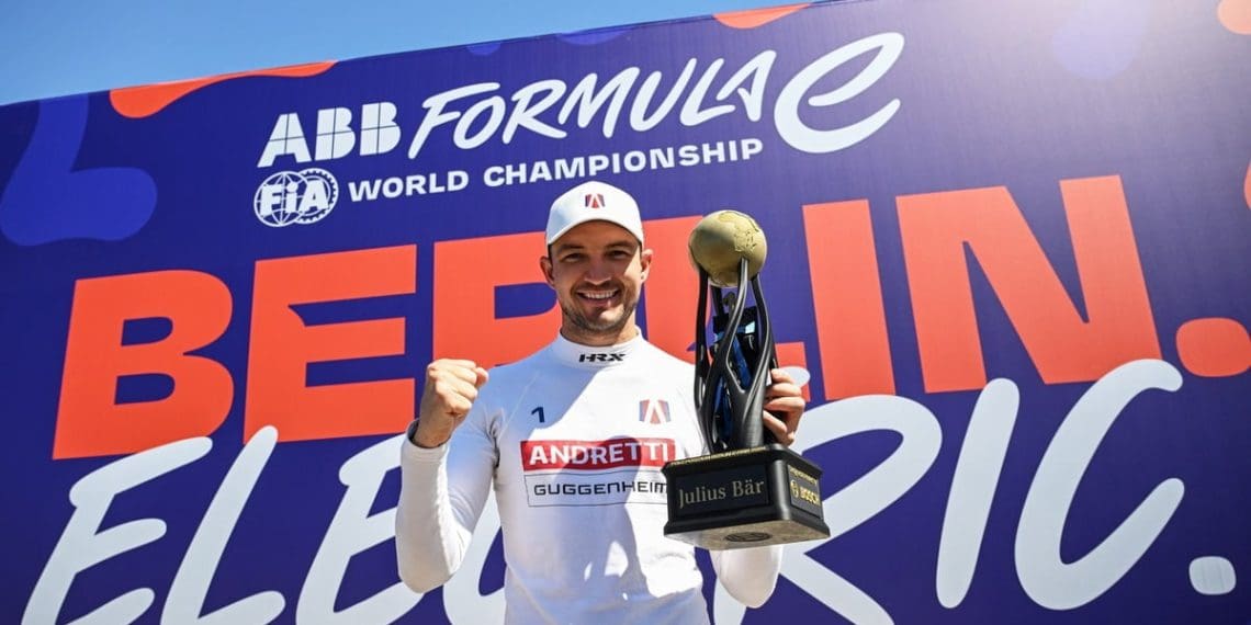 Dennis elogia a expertise dos pilotos no ciclismo em grupo.