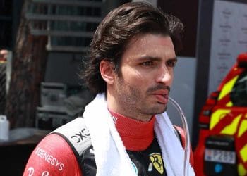 Carlos Sainz indiferente às equipes impacientes em relação à escolha de 2025.