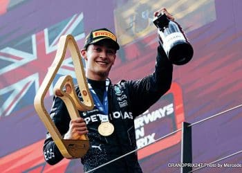 Russell chocado com a proximidade de Max e Lando.