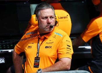 Brown feliz por McLaren não estar envolvida no mercado de pilotos da F1 2025.