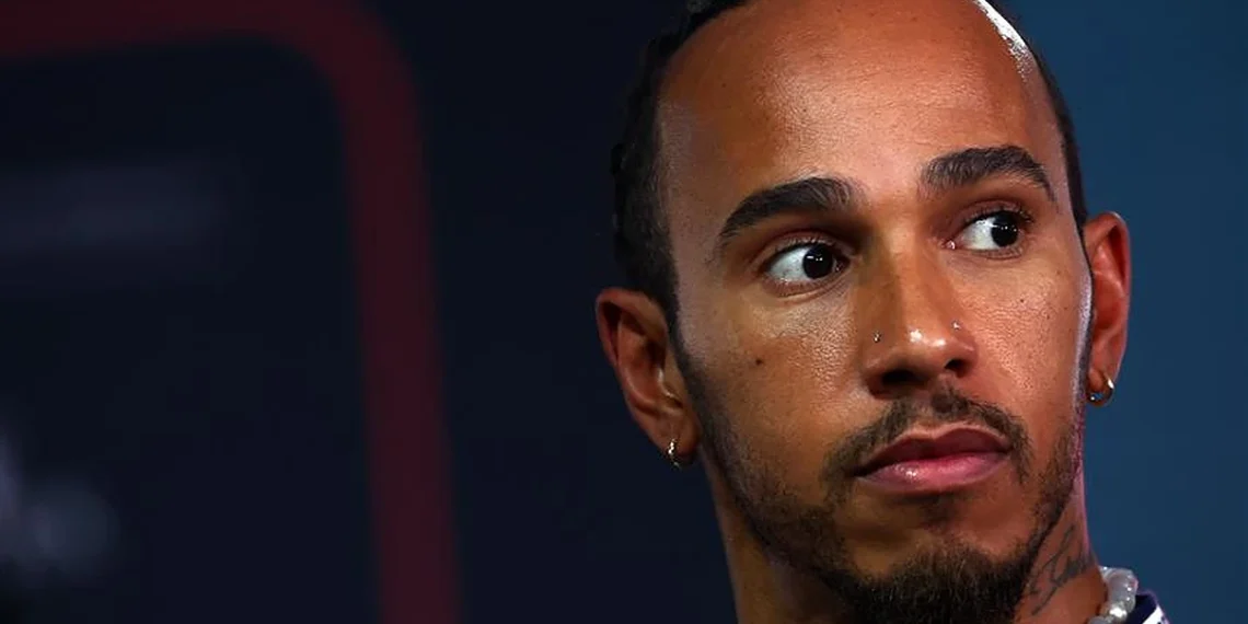 Lewis Hamilton chateado com problema recorrente na Mercedes.