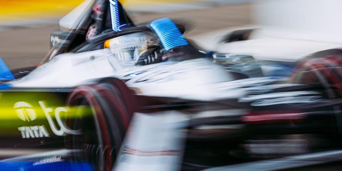 Cassidy e Jaguar dominam abertura da temporada acelerada da Formula E em Berlim.