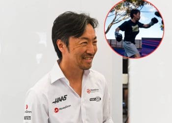 VÍDEO: Gerente da equipe Haas de Fórmula 1, Ayao Komatsu, treina boxe após corrida bem-sucedida no Grande Prêmio da Austrália.