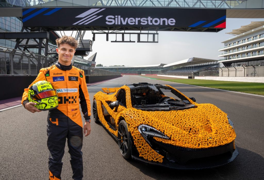 Lego McLaren P1: réplica em tamanho real foi conduzida por Lando Norris