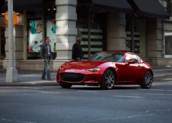 Renovado Mazda MX-5 com mais potência e estilo