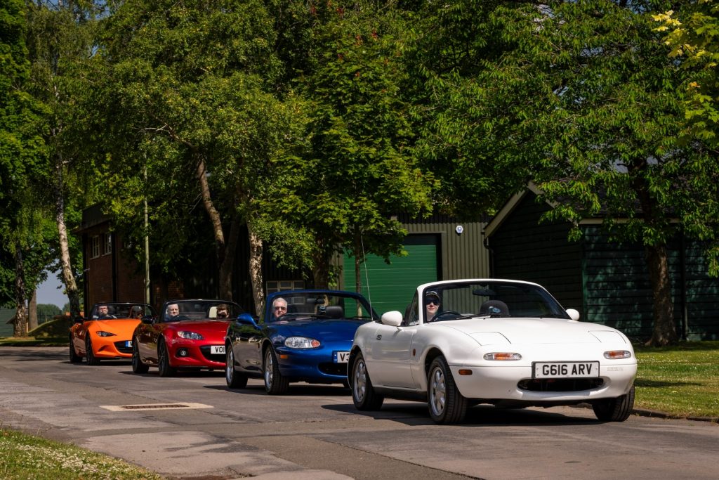 Quarteto de Mazda MX-5 completa 1600 km com biocombustível