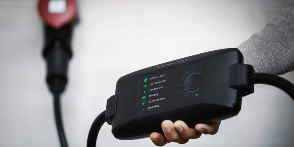 Mercedes cria carregador com wallbox portátil