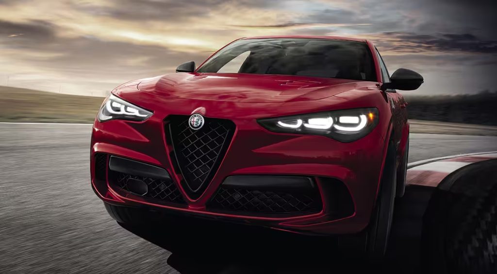 A Alfa Romeo recua nos planos de veículos totalmente elétricos, uma vez que os motores a gasolina podem permanecer por mais tempo.