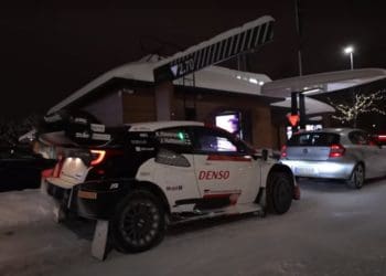 O que faz um carro do Mundial de Ralis no McDrive?