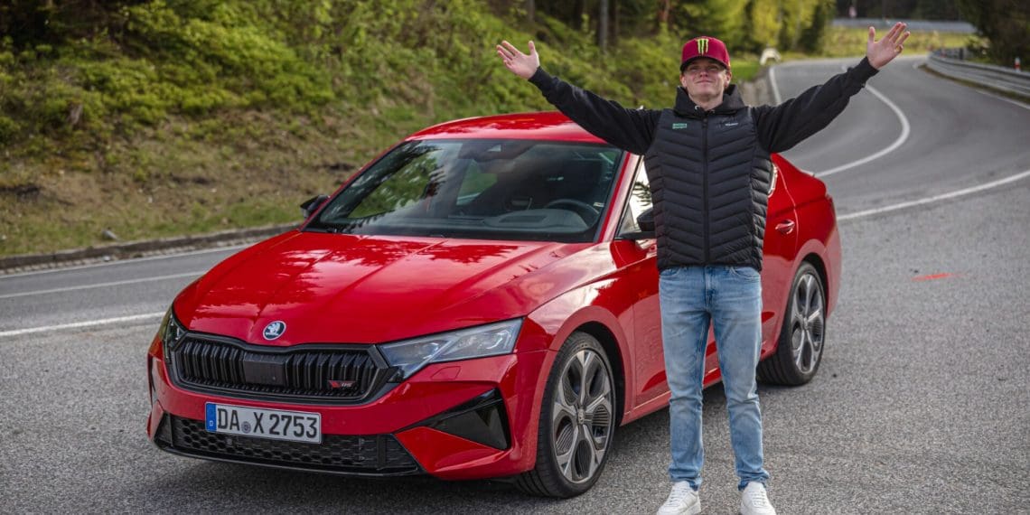 Oliver Solberg leva o novo Skoda Octavia RS ao limite