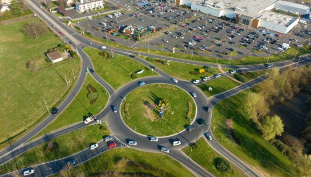 Conhece a forma correta de circular numa rotunda?
