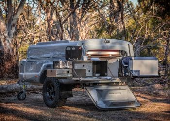 Vai Acampar? Todo o luxo que precisa está neste atrelado