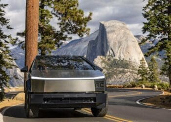 Tesla Cybertruck já não esconde nada: imagens oficiais reveladas antes de tempo