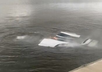 Tesla Model X incendeia-se depois de cair à água