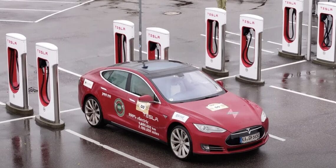 1,9 milhões de kms num Tesla: a história de um recorde, 13 motores e 4 baterias!