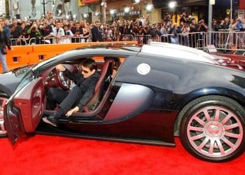 Tom Cruise consegue fazer tudo, exceto abrir uma porta de um Veyron ou ter um Bugatti