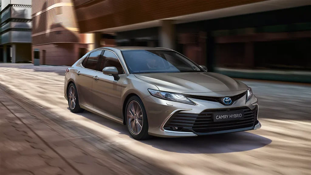 Toyota Camry Desafia as Probabilidades à Medida que as Vendas de Sedans Disparam em 2024 – Vendas Diárias Atingem Números Impressionantes