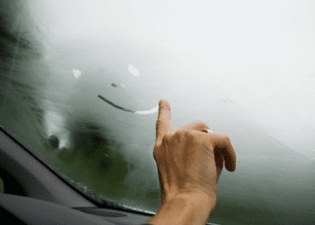 Para-brisas embaciado? Use uma batata