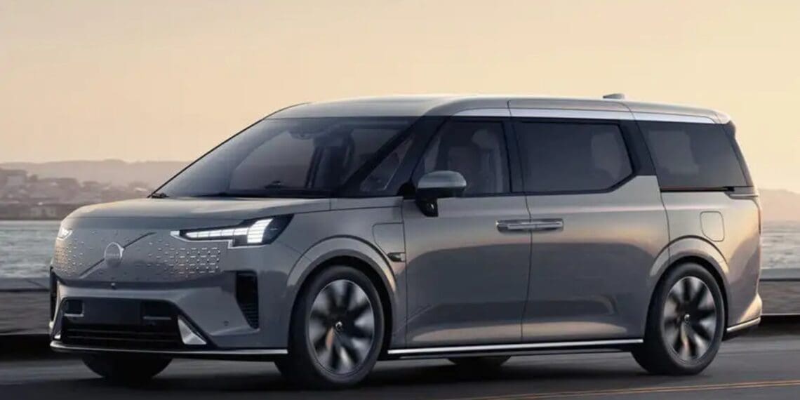 EM90 é o monovolume de luxo da Volvo com 720 km de autonomia